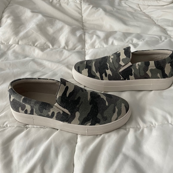 Steve Madden Camo Gills Sneakers - Picture 4 of 7